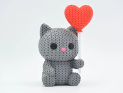 GESTRICKTE KATZE MIT HERZBALLON - VALENTINSTAG