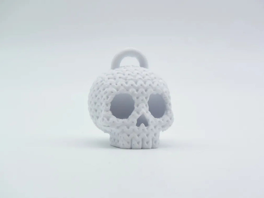 GESTRICKTER HALLOWEEN-TOTENKOPF-SCHLÜSSELANHÄNGER