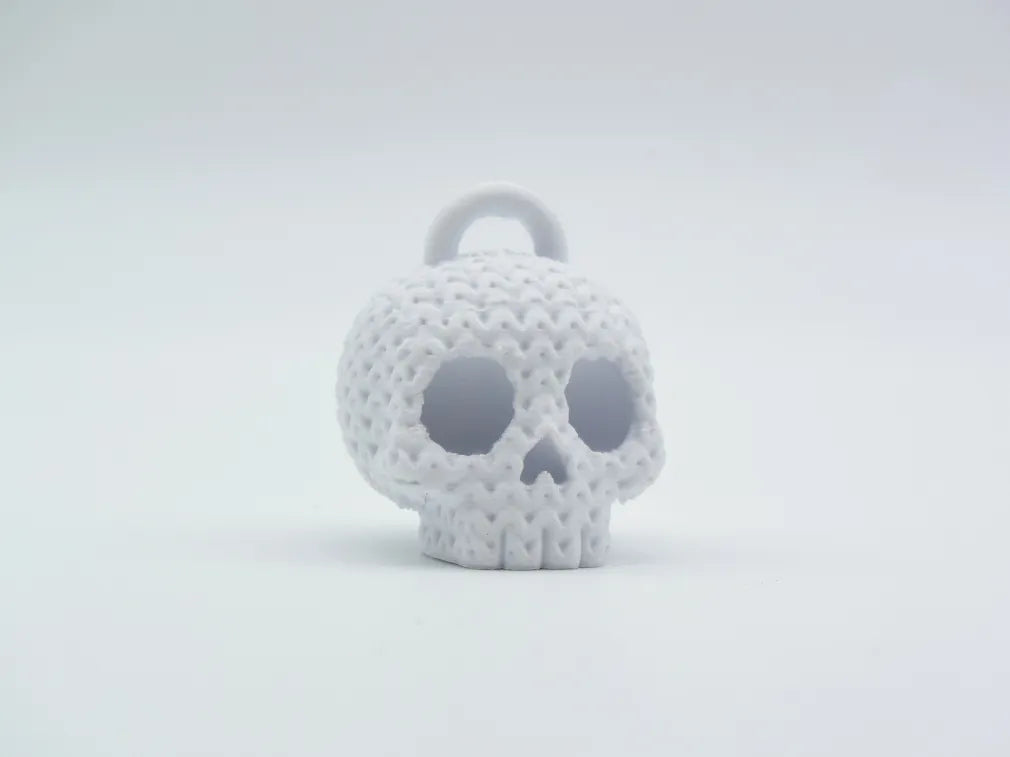 GESTRICKTER HALLOWEEN-TOTENKOPF-SCHLÜSSELANHÄNGER