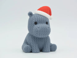GESTRICKTES NILPFERD MIT WEIHNACHTSMÜTZE - WEIHNACHTEN