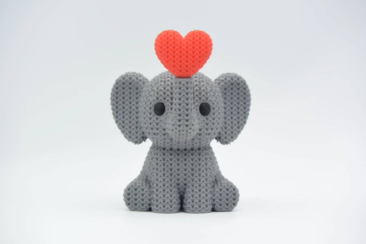 GESTRICKTER ELEFANT BLÄST HERZ – VALENTINSTAG