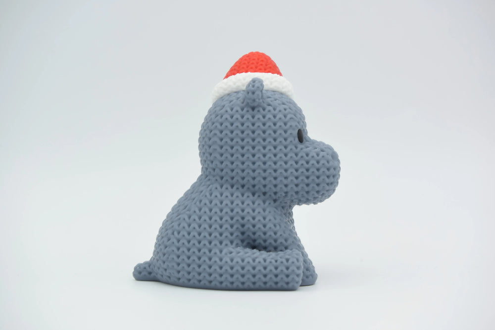 GESTRICKTES NILPFERD MIT WEIHNACHTSMÜTZE - WEIHNACHTEN