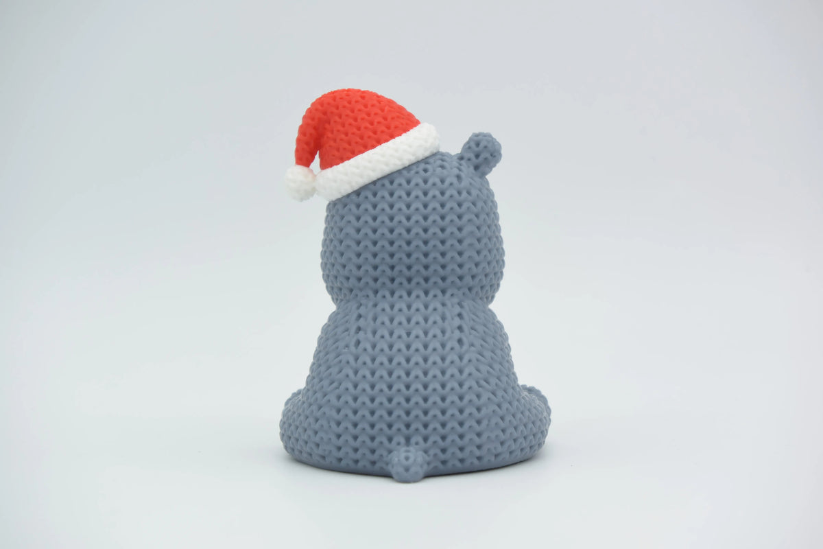GESTRICKTES NILPFERD MIT WEIHNACHTSMÜTZE - WEIHNACHTEN