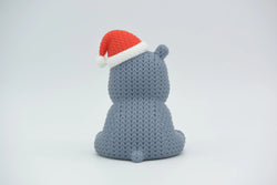 GESTRICKTES NILPFERD MIT WEIHNACHTSMÜTZE - WEIHNACHTEN