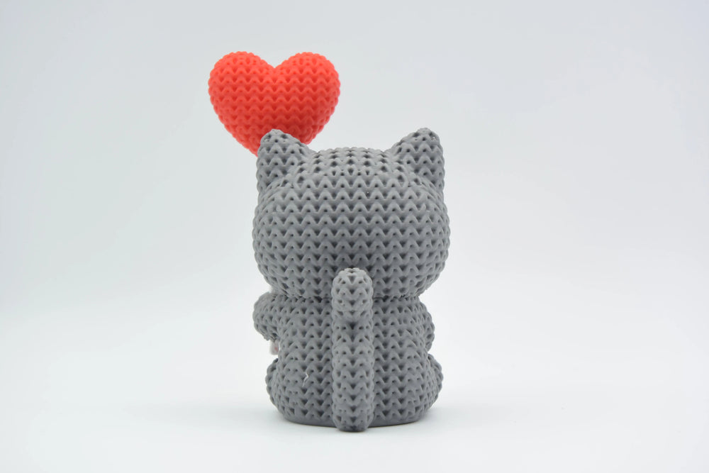 GESTRICKTE KATZE MIT HERZBALLON - VALENTINSTAG