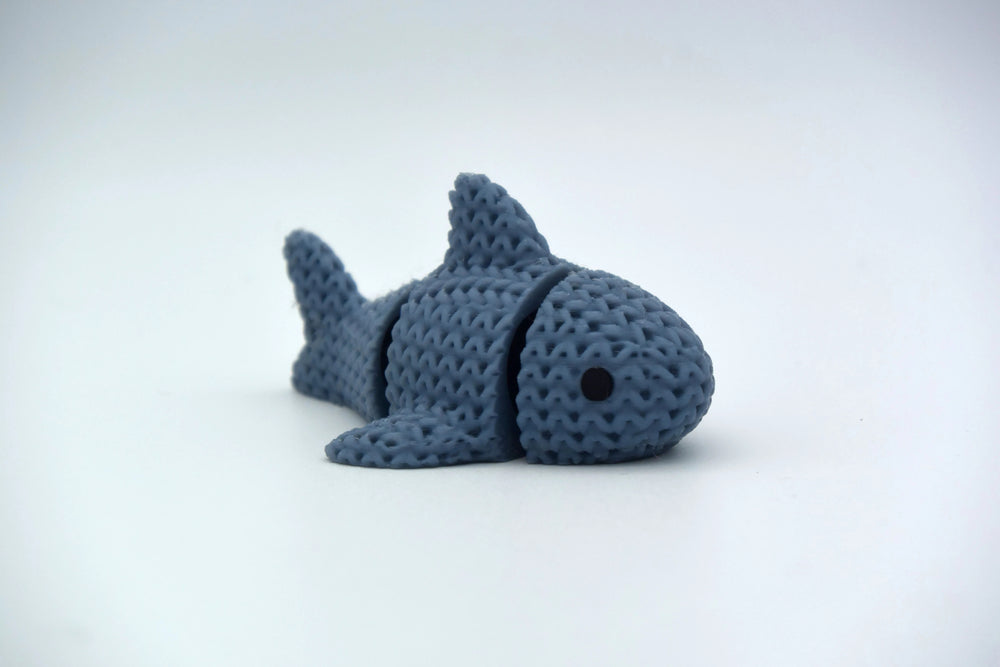 GESTRICKTER BEWEGLICH GEGLIEDERTER HAI