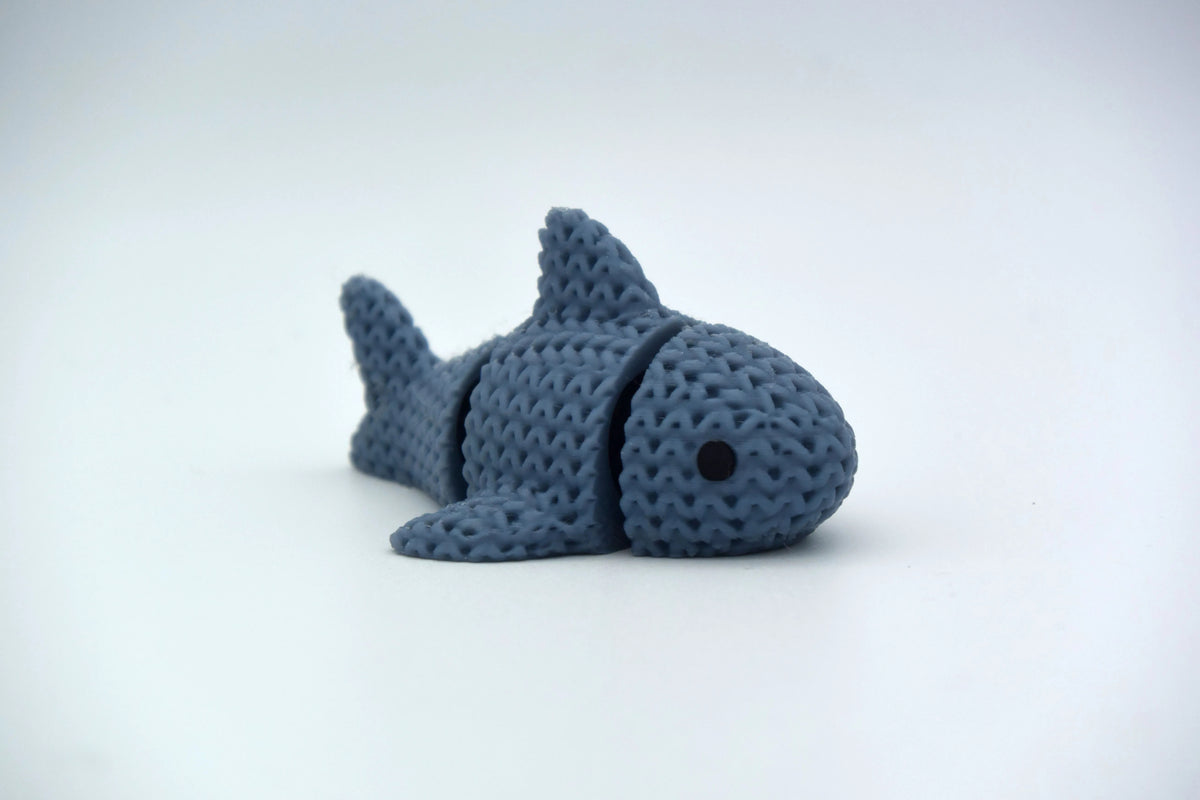 GESTRICKTER BEWEGLICH GEGLIEDERTER HAI