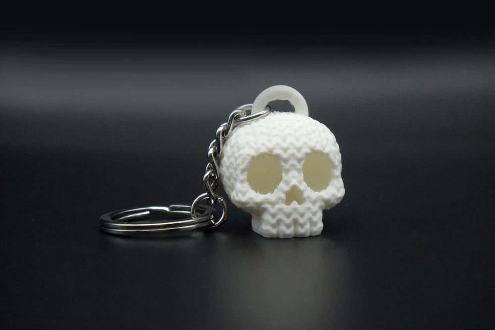 GESTRICKTER HALLOWEEN-TOTENKOPF-SCHLÜSSELANHÄNGER